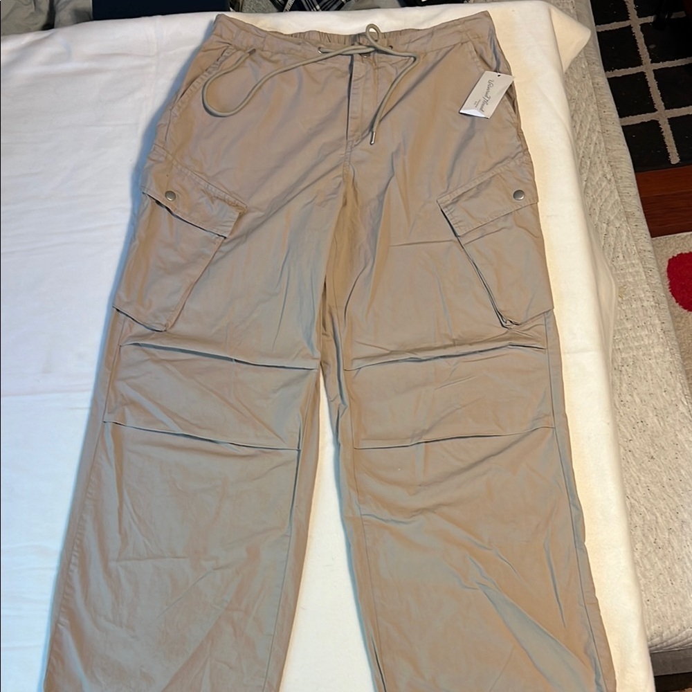 Universal threads size medium khaki pants. Cinch ankles